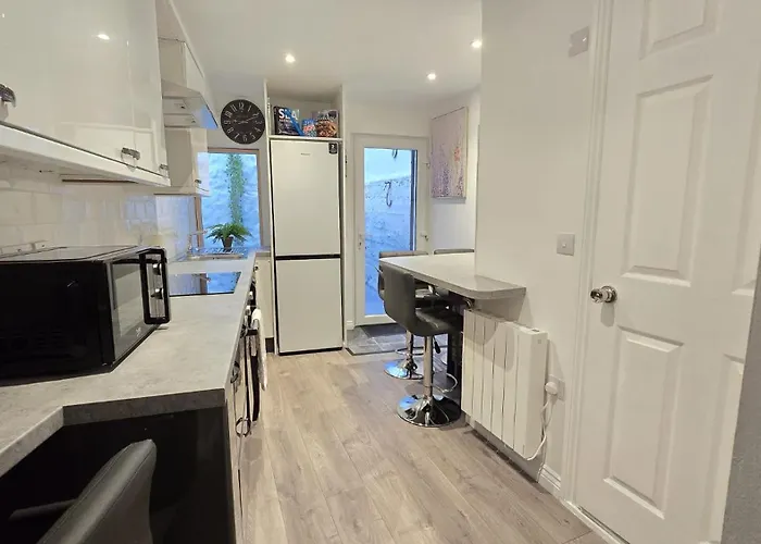 & Stylish, Two Bed, Two Bath * Galway