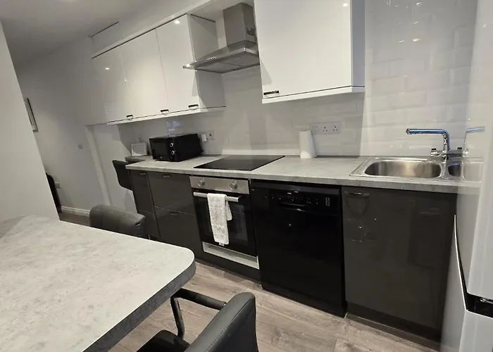 & Stylish, Two Bed, Two Bath Apartament *