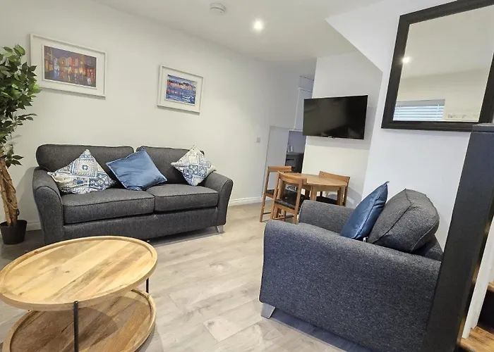 Apartament & Stylish, Two Bed, Two Bath *