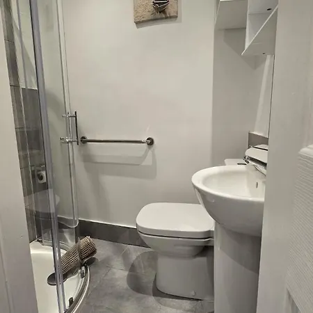 Apartment & Stylish, Two Bed, Two Bath *