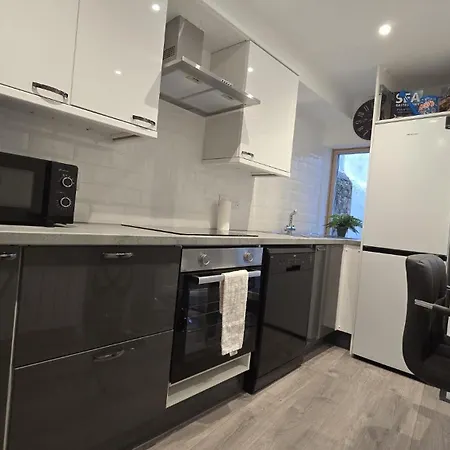 Apartment & Stylish, Two Bed, Two Bath *