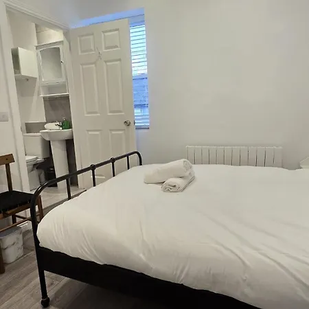 Apartment & Stylish, Two Bed, Two Bath