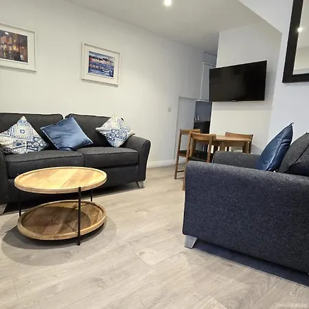 Apartment & Stylish, Two Bed, Two Bath *