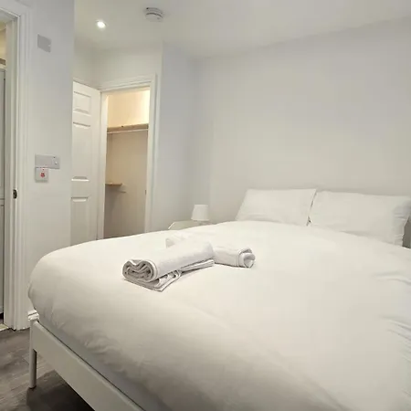 Apartment & Stylish, Two Bed, Two Bath *