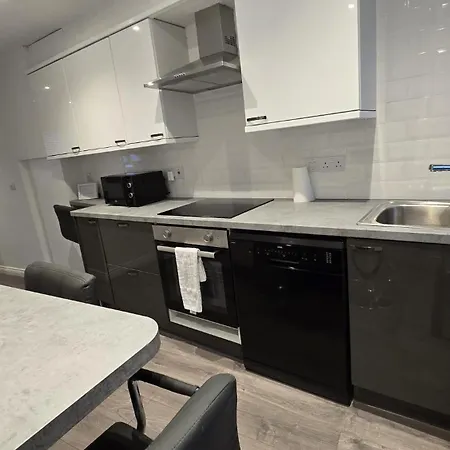 & Stylish, Two Bed, Two Bath Apartment *