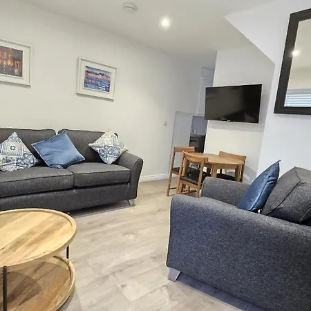 Apartment & Stylish, Two Bed, Two Bath *