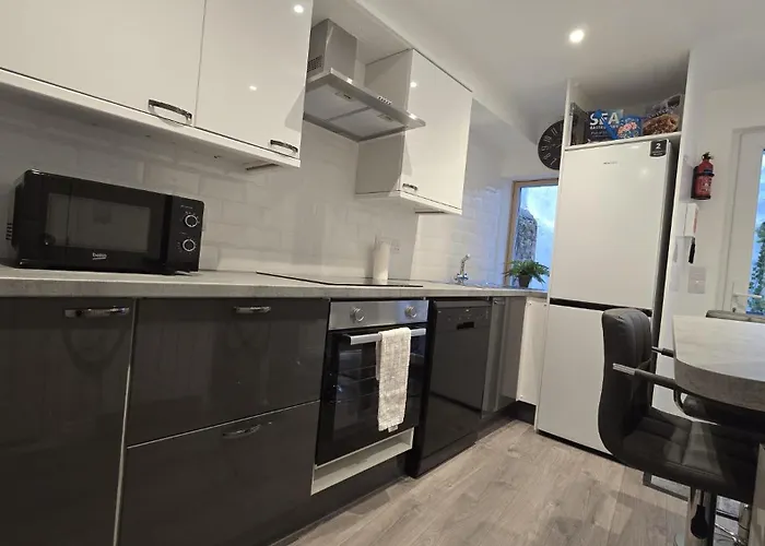 Apartment & Stylish, Two Bed, Two Bath *