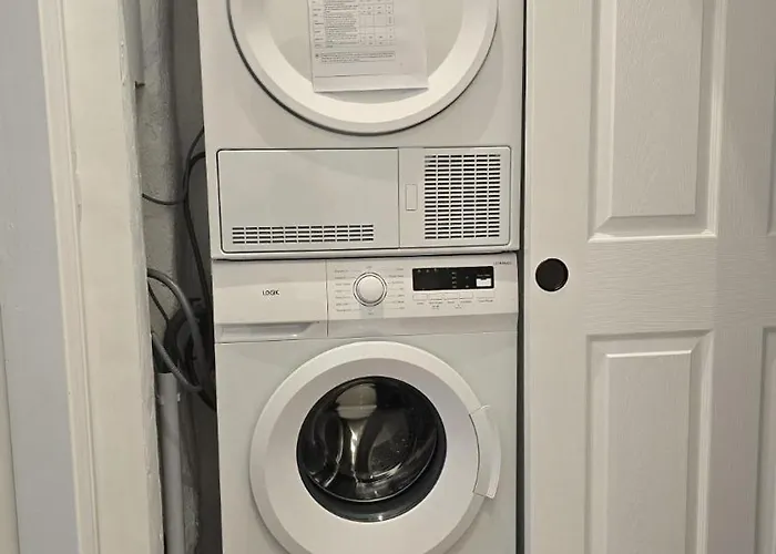 Apartment & Stylish, Two Bed, Two Bath *